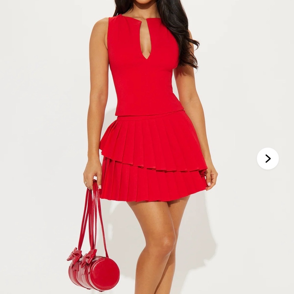 Chic Red Sleeveless Pleated Skirt Set